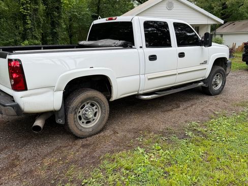 Used 2007 Chevrolet Silverado 2500 LT w/ Heavy-Duty Power Package AWD/4WD image 2