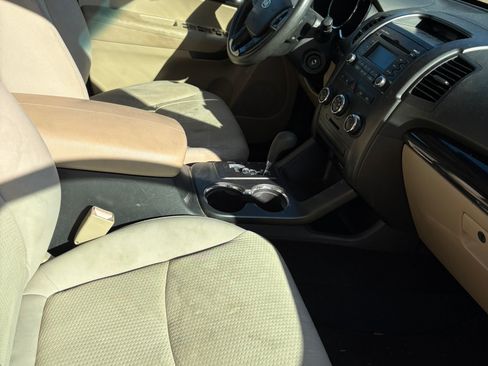 Used 2011 Kia Sorento LX image 12