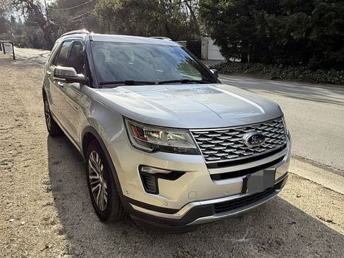 Used 2019 Ford Explorer Platinum image 2