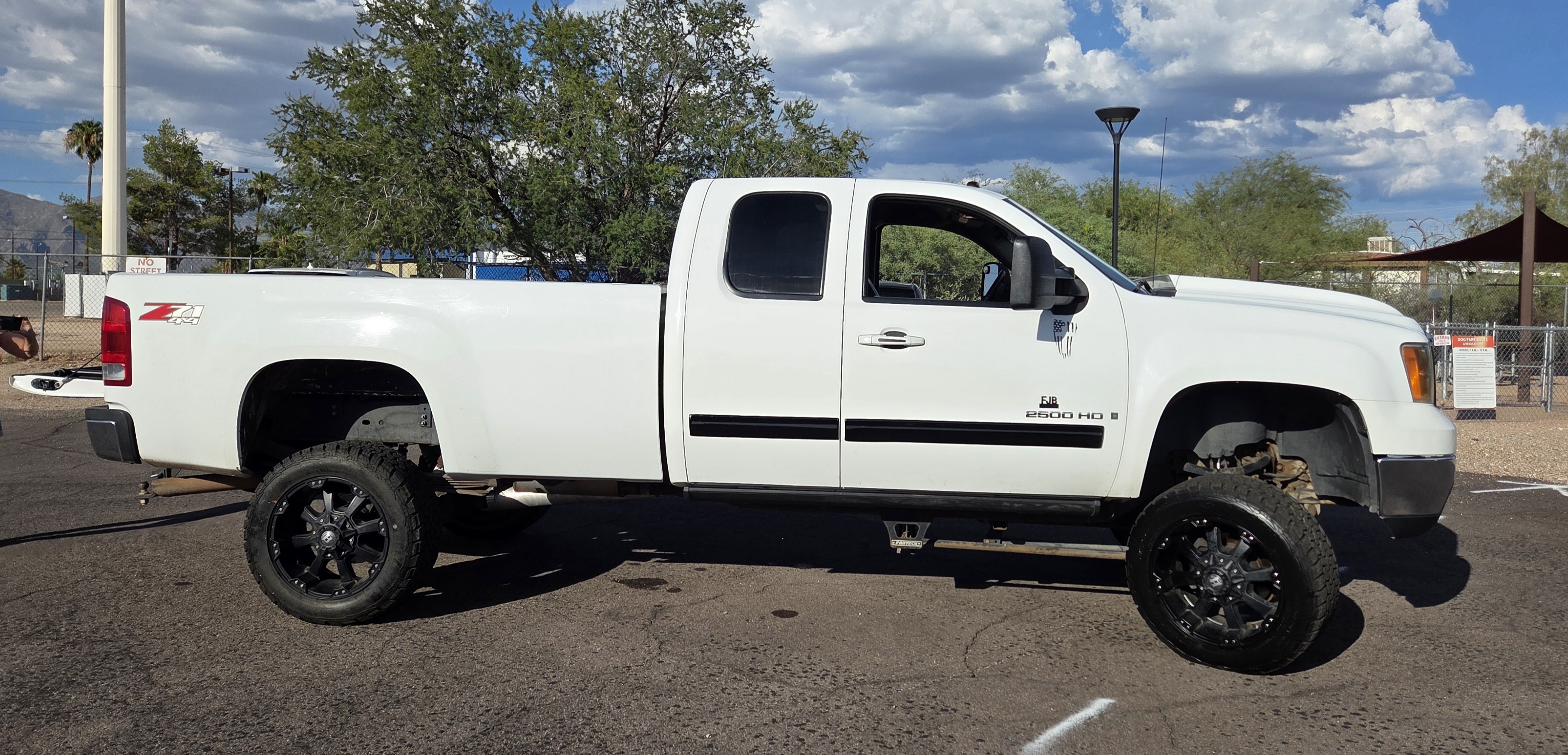 Used 2008 GMC Sierra 2500 SLT w/ Z71 Off-Road Package AWD/4WD image 8
