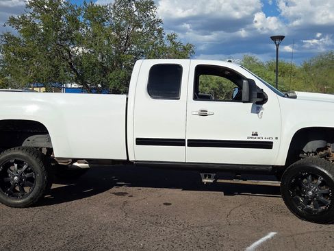 Used 2008 GMC Sierra 2500 SLT w/ Z71 Off-Road Package AWD/4WD image 8