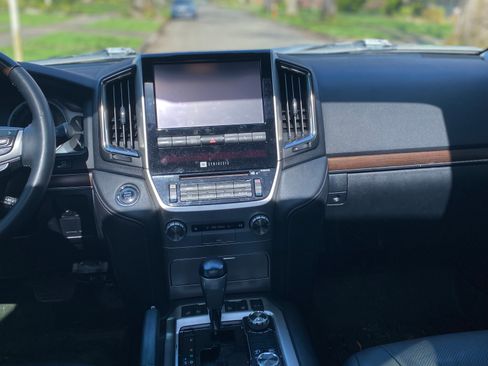 Used 2016 Toyota Land Cruiser image 6