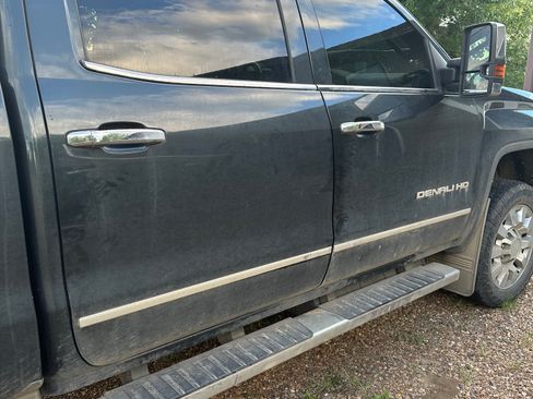 Used 2017 GMC Sierra 2500 Denali w/ Duramax Plus Package AWD/4WD image 6
