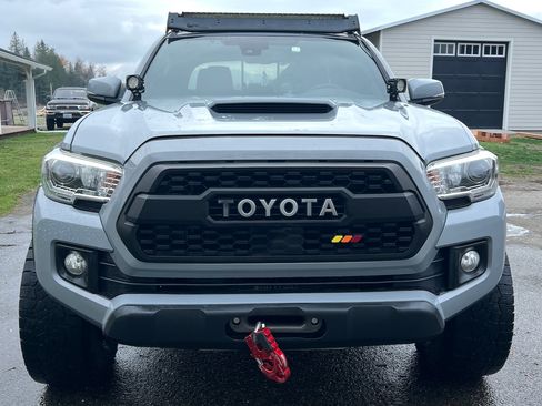 Used 2019 Toyota Tacoma TRD Off-Road w/ Technology Package image 2