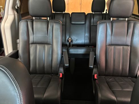 Used 2013 Chrysler Town & Country Touring FWD image 13