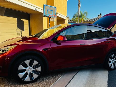 Used 2024 Tesla Model Y Long Range AWD/4WD image 1