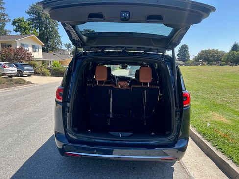 Used 2025 Chrysler Pacifica Pinnacle image 6