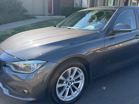 Used 2018 BMW 320i Sedan RWD image 4