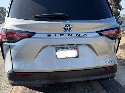 Used 2021 Toyota Sienna XLE w/ XLE Plus Package image 2