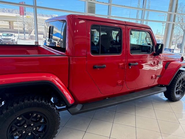 Used 2025 Jeep Gladiator Sport AWD/4WD image 4