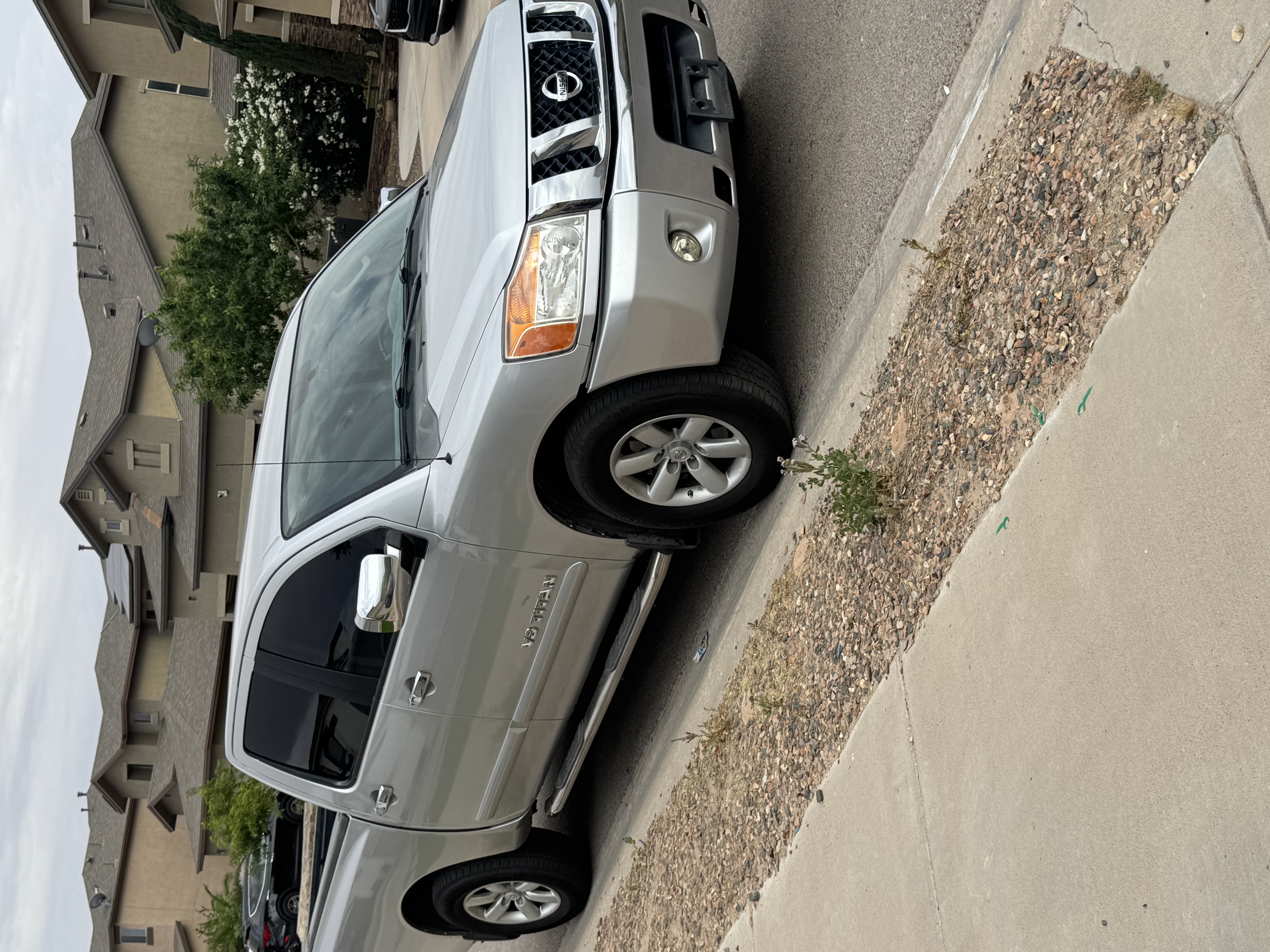 Used 2010 Nissan Titan SE w/ SE Popular Equipment Pkg RWD image 2