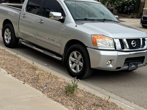 Used 2010 Nissan Titan SE w/ SE Popular Equipment Pkg RWD image 2