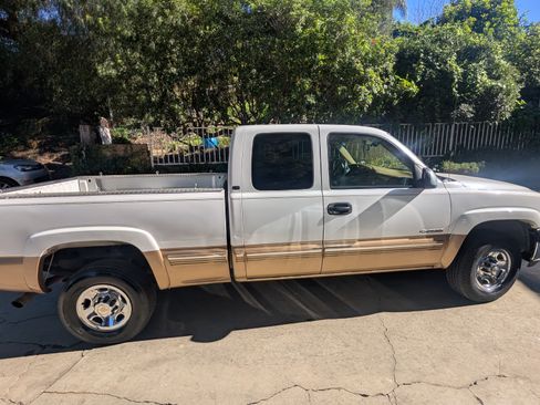 Used 1999 Chevrolet Silverado 2500 LS image 2