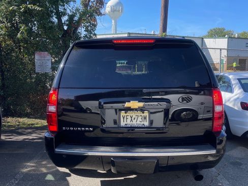 Used 2014 Chevrolet Suburban LTZ image 2