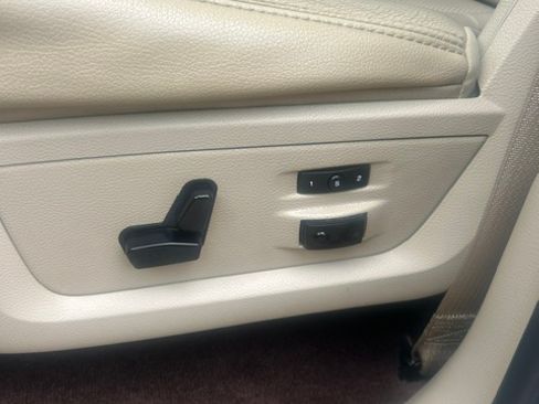 Used 2017 RAM 1500 Laramie RWD image 12