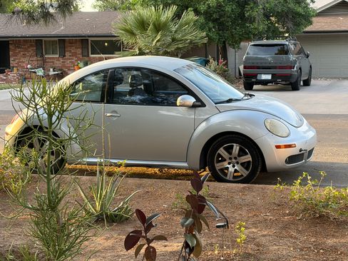 Used 2006 Volkswagen Beetle Coupe image 2