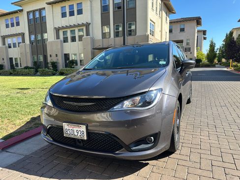 Used 2020 Chrysler Pacifica Touring w/ Advanced Safetytec Group image 2