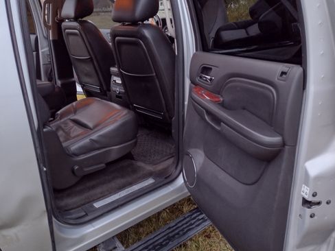 Used 2013 Cadillac Escalade ESV Premium image 18