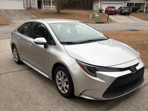 Used 2021 Toyota Corolla LE image 2