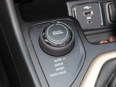 Used 2014 Jeep Cherokee Limited w/ Luxury Group image 20