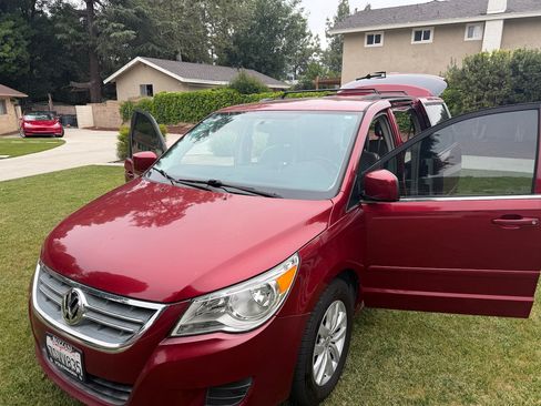 Used 2014 Volkswagen Routan SE image 2