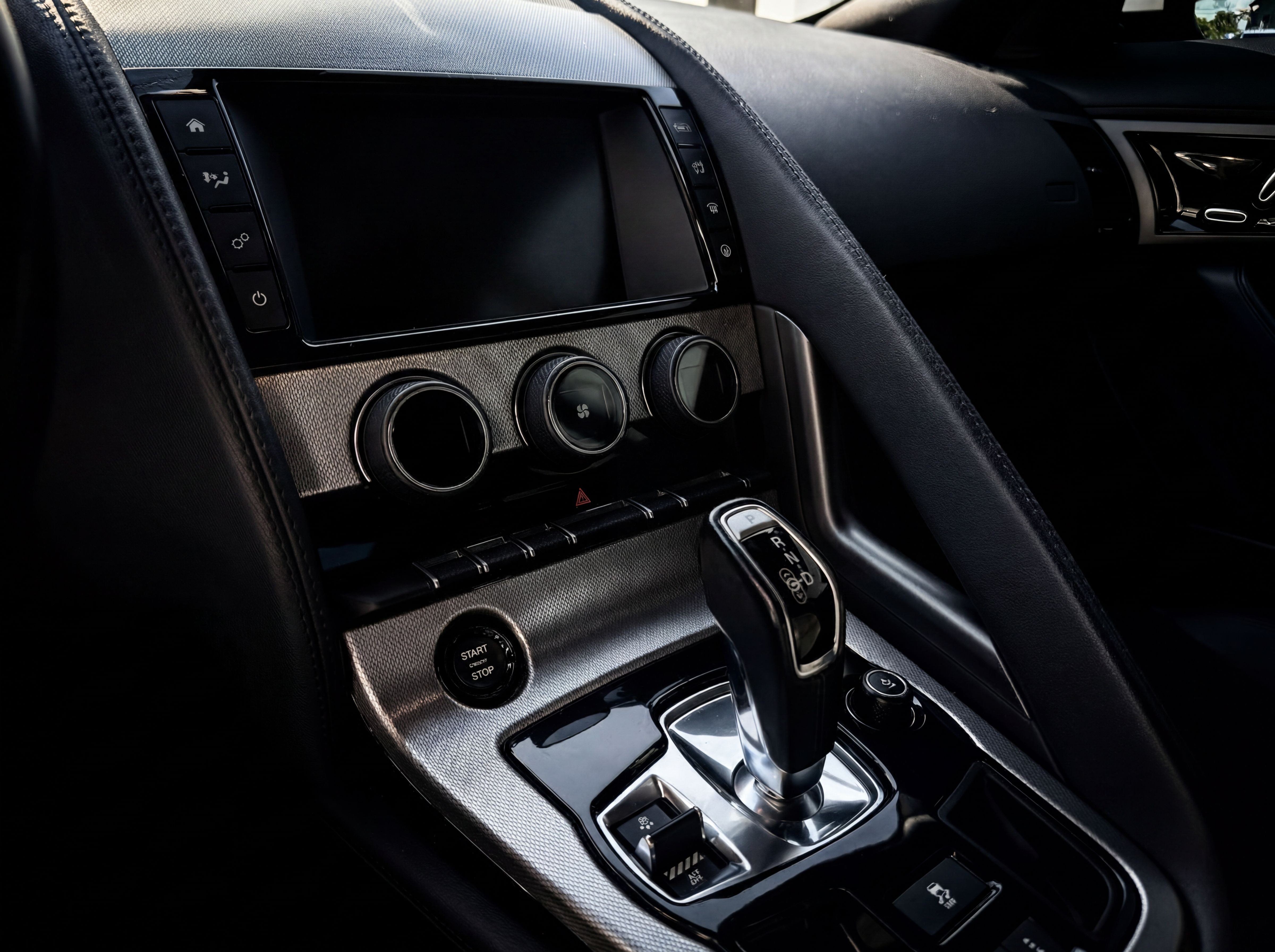 Used 2017 Jaguar F-TYPE Coupe RWD image 9