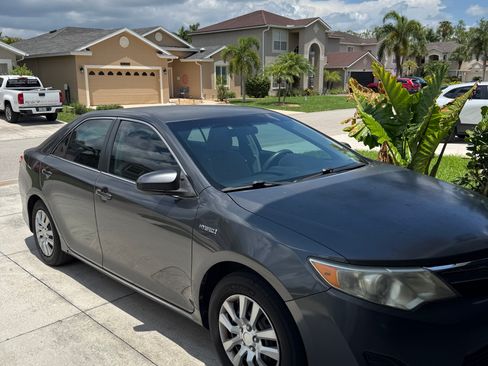 Used 2012 Toyota Camry LE FWD image 1