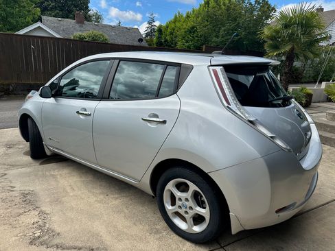 Used 2013 Nissan Leaf SV w/ LED & Quick Charge Pkg FWD image 6