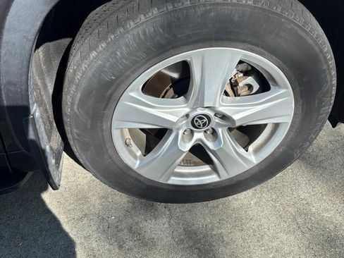 Used 2023 Toyota Highlander LE image 12