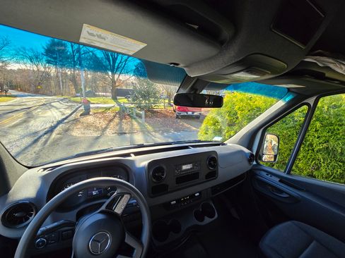 Used 2022 Mercedes-Benz Sprinter 2500 image 4