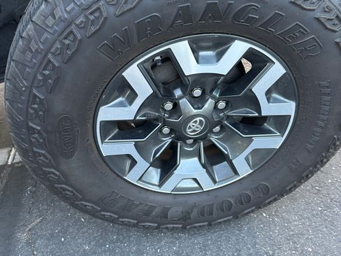 Used 2019 Toyota Tacoma TRD Off-Road w/ Technology Package RWD image 9