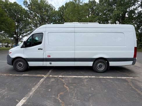 Used 2022 Mercedes-Benz Sprinter 2500 image 2
