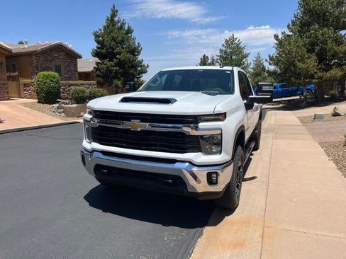 Used 2024 Chevrolet Silverado 2500 LT w/ Convenience Package AWD/4WD image 2