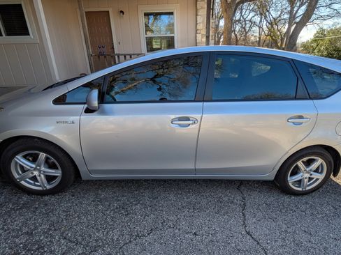 Used 2014 Toyota Prius V Three image 2