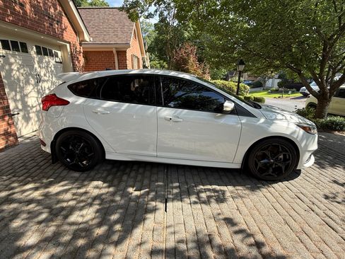 Used 2016 Ford Focus ST FWD image 4
