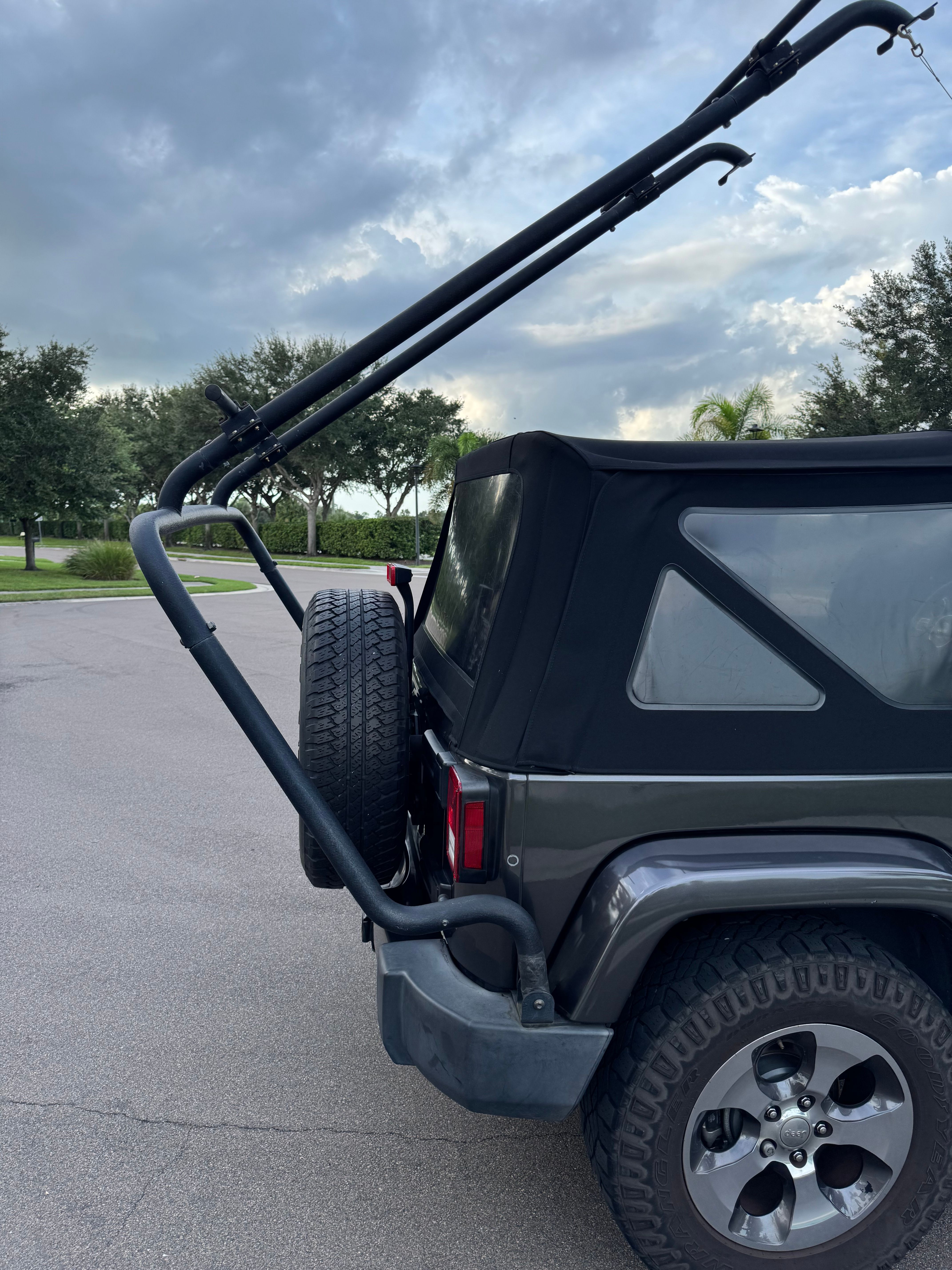 Used 2017 Jeep Wrangler Sahara w/ Connectivity Group AWD/4WD image 12