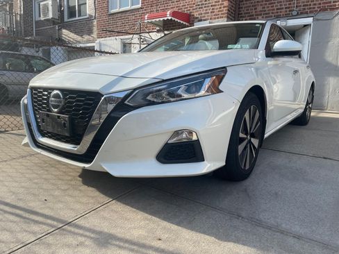 Used 2021 Nissan Altima 2.5 SV image 2