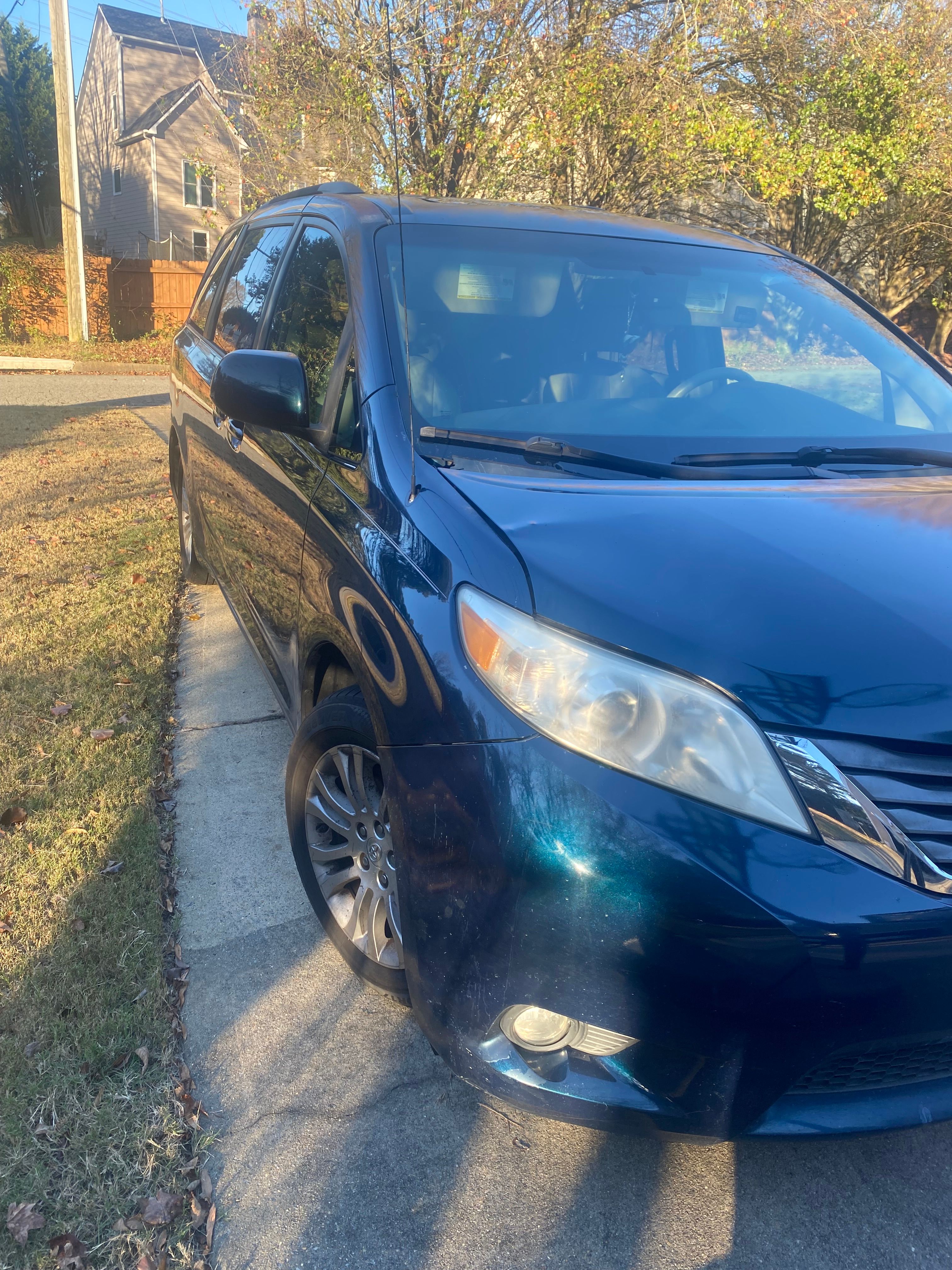 Used 2011 Toyota Sienna XLE FWD image 4