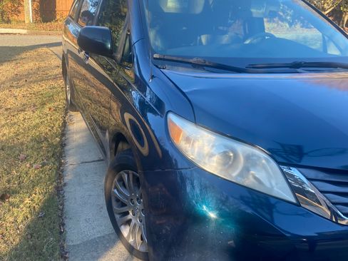 Used 2011 Toyota Sienna XLE image 4