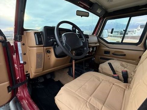 Used 1998 Jeep Wrangler SE image 10