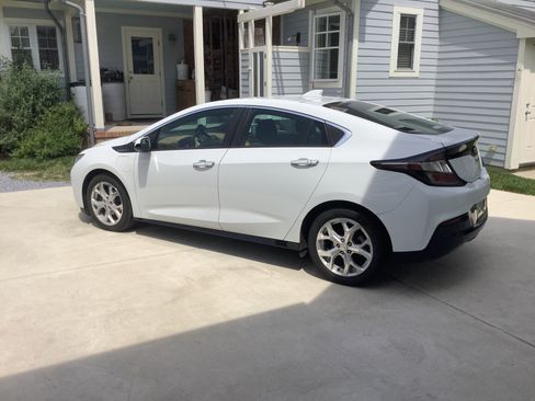 Used 2017 Chevrolet Volt Premier w/ Driver Confidence Package FWD image 4