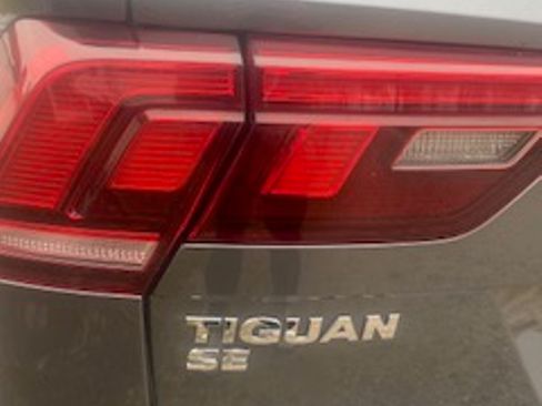 Used 2020 Volkswagen Tiguan SE w/ Panoramic Sunroof Package image 2