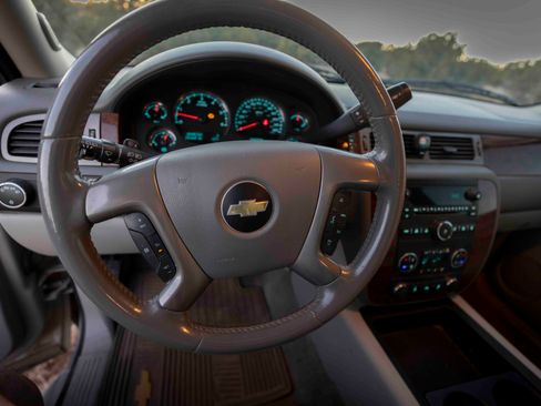 Used 2013 Chevrolet Suburban LT image 8