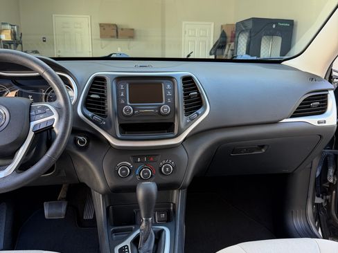 Used 2016 Jeep Cherokee Sport image 18