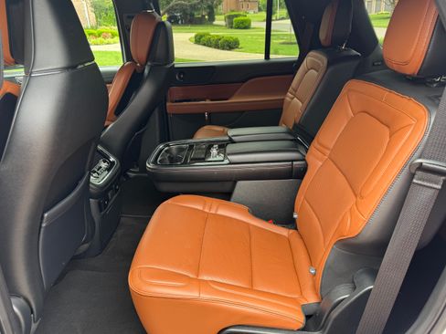 Used 2018 Lincoln Navigator Reserve w/ Technology Package AWD/4WD image 8