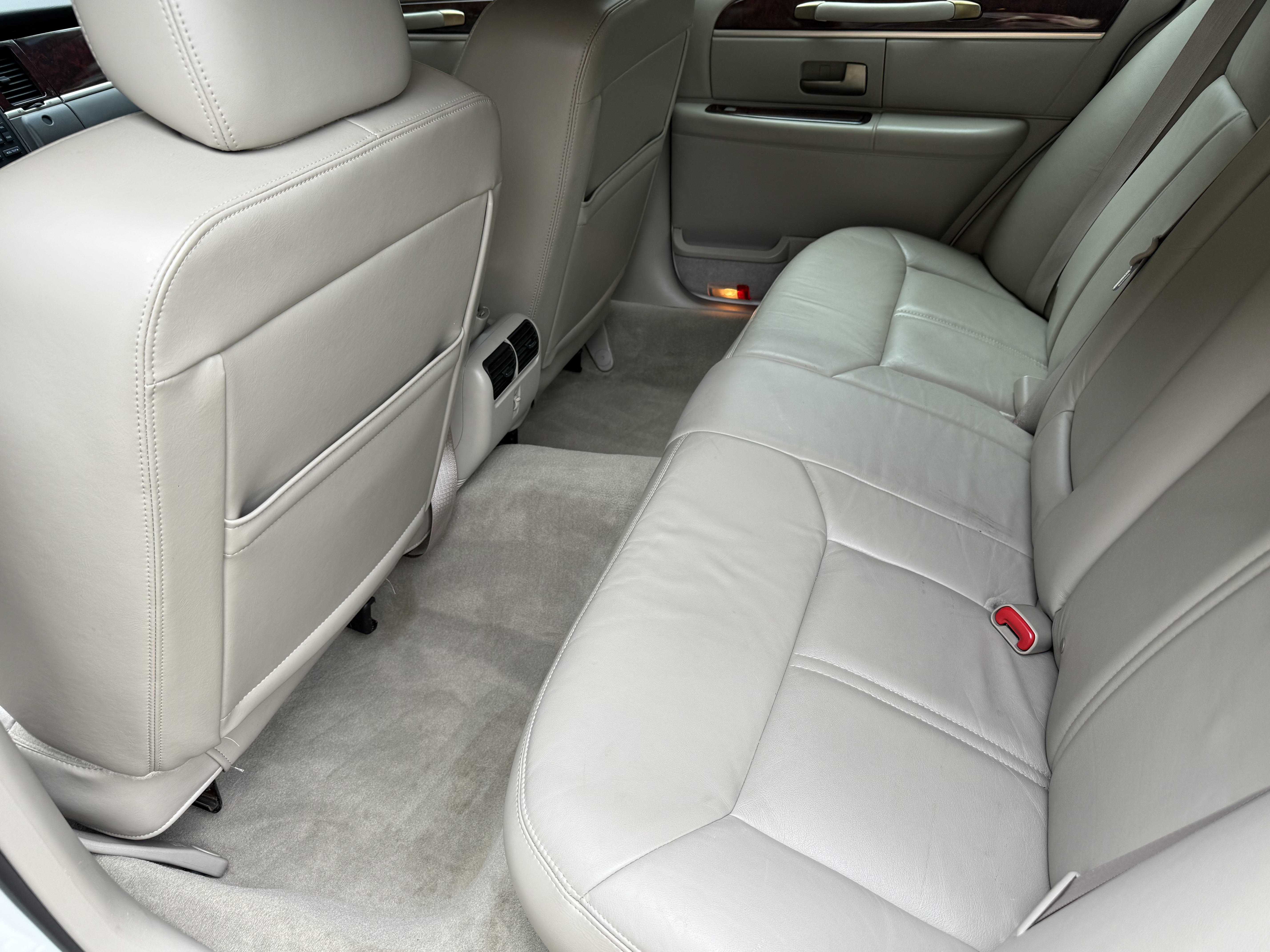 Used 2010 Lincoln Town Car Signature Limited RWD image 13