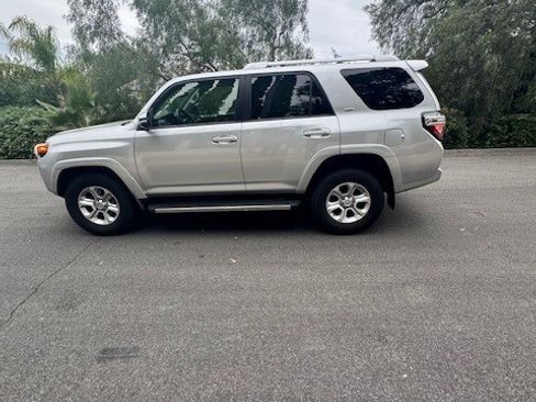 Used 2018 Toyota 4Runner SR5 Premium image 2
