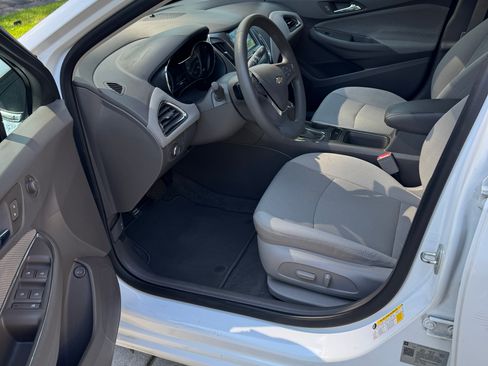Used 2018 Chevrolet Cruze LT w/ Convenience Package FWD image 9