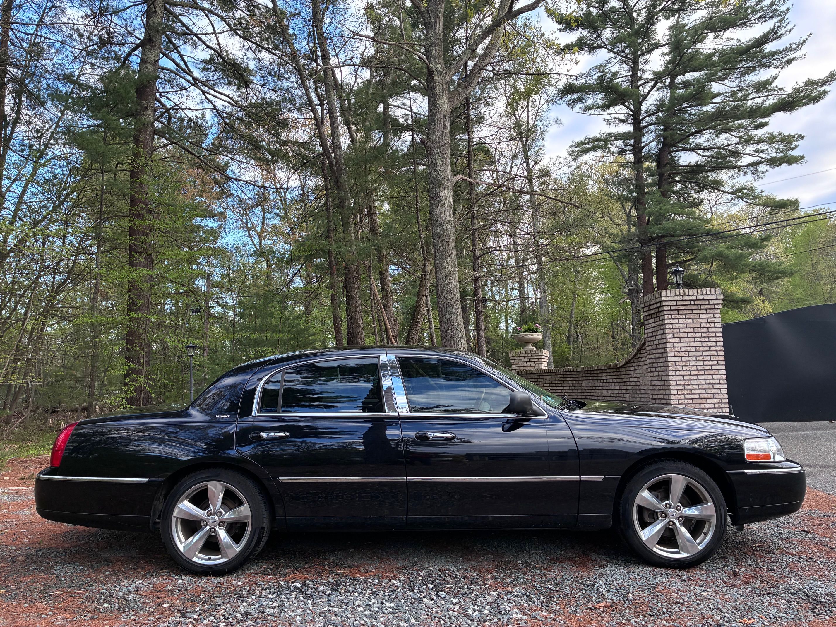 Used 2006 Lincoln Town Car Designer Series RWD image 1
