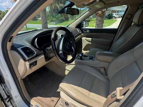 Used 2014 Jeep Grand Cherokee Overland w/ Advanced Technology Group AWD/4WD image 4